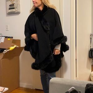 NWOT tags cape with faux fur trim